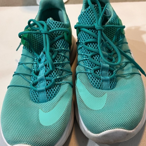 ISO I’M in Search of Nike Womens Darwin 819959-331 Green Running Sneakers Size 8 - Picture 8 of 9